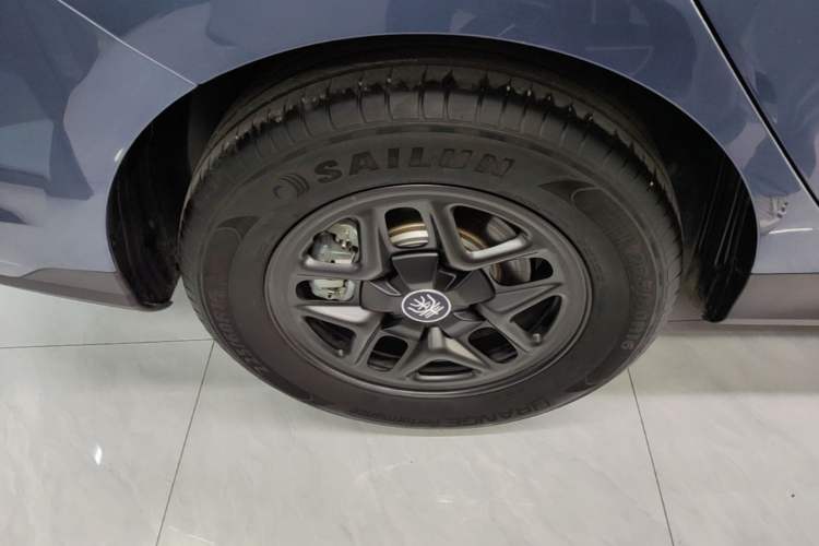 Used BYD Qin PLUS 2025 DM-i Smart Drive 55KM Leading Model Right Rear Wheel Hub