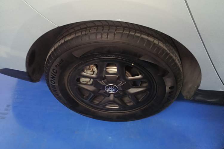Used BYD Qin PLUS 2025 DM-i Smart Drive 55KM Leading Model Right Rear Wheel Hub