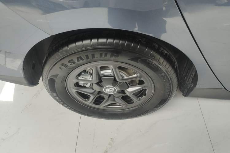 Used BYD Qin PLUS 2025 DM-i Smart Drive 55KM Leading Model Right Rear Wheel Hub