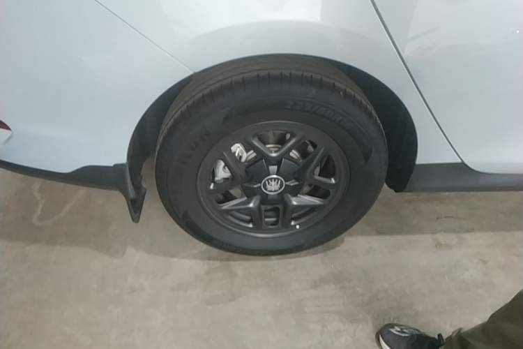 Used BYD Qin PLUS 2025 DM-i Smart Drive 55KM Leading Model Right Rear Wheel Hub