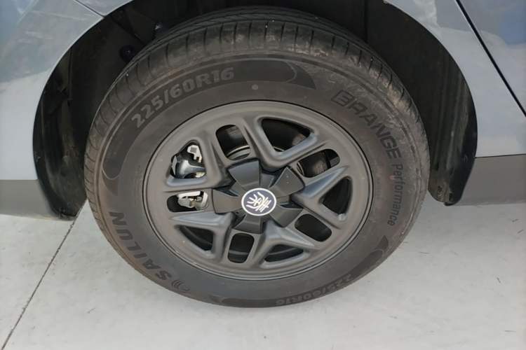 Used BYD Qin PLUS 2025 DM-i Smart Drive 55KM Leading Model Right Rear Wheel Hub