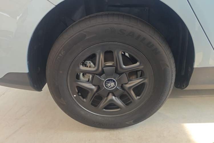 Used BYD Qin PLUS 2025 DM-i Smart Drive 55KM Leading Model Right Rear Wheel Hub