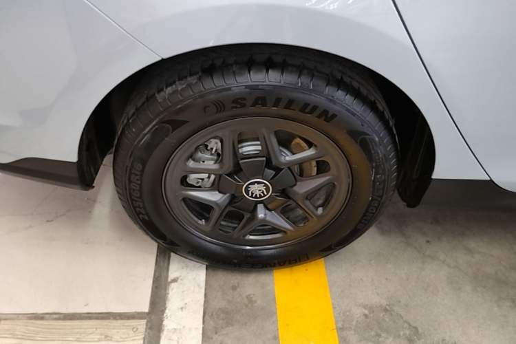 Used BYD Qin PLUS 2025 DM-i Smart Drive 55KM Leading Model Right Rear Wheel Hub