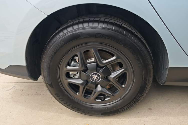 Used BYD Qin PLUS 2025 DM-i Smart Drive 55KM Leading Model Right Rear Wheel Hub