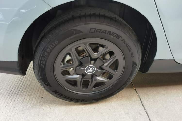 Used BYD Qin PLUS 2025 DM-i Smart Drive 55KM Leading Model Right Rear Wheel Hub