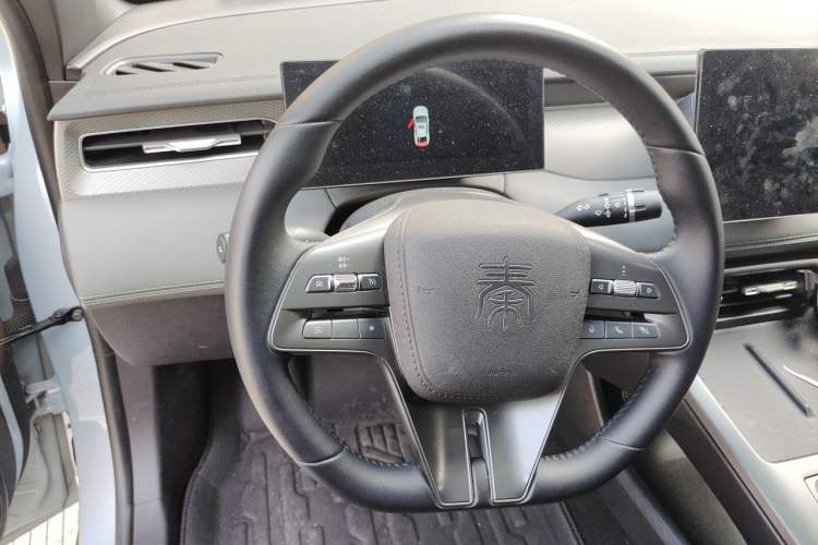Used BYD Qin PLUS 2025 DM-i Smart Drive 55KM Leading Model Steering Wheel