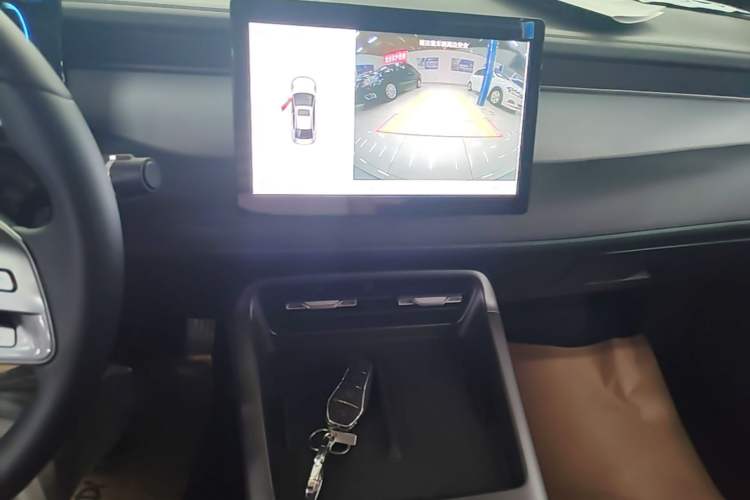 Used BYD Qin PLUS 2025 DM-i Smart Drive 55KM Leading Model Audio And AC Panel