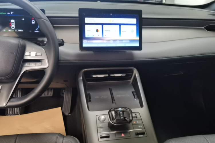 Used BYD Qin PLUS 2025 DM-i Smart Drive 55KM Leading Model Audio And AC Panel