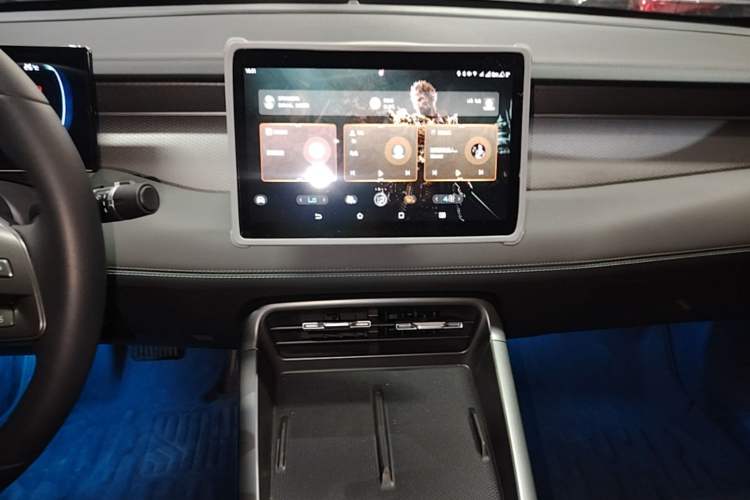 Used BYD Qin PLUS 2025 DM-i Smart Drive 55KM Leading Model Audio And AC Panel