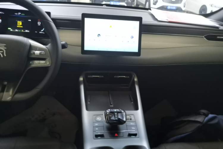 Used BYD Qin PLUS 2025 DM-i Smart Drive 55KM Leading Model Audio And AC Panel