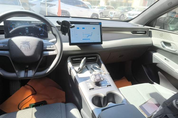 Used BYD Qin PLUS 2025 DM-i Smart Drive 55KM Leading Model Audio And AC Panel