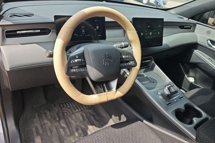 Used BYD Qin PLUS 2025 DM-i Smart Drive 55KM Leading Model Center Console