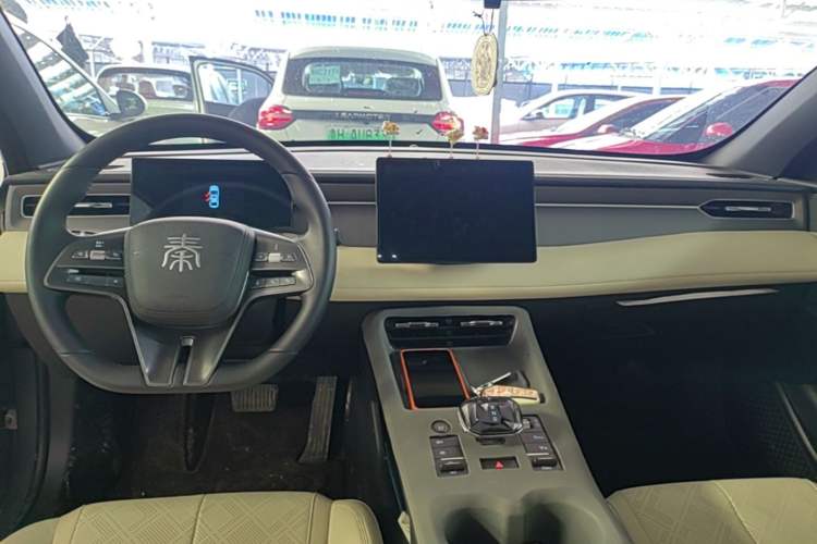 Used BYD Qin PLUS 2025 DM-i Smart Drive 55KM Leading Model Center Console