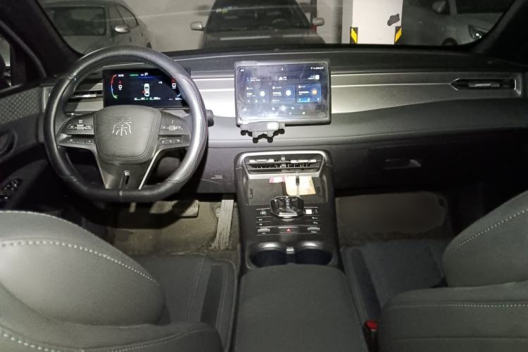 Used BYD Qin PLUS 2025 DM-i Smart Drive 55KM Leading Model Center Console