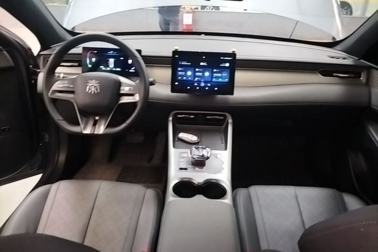 Used BYD Qin PLUS 2025 DM-i Smart Drive 55KM Leading Model Center Console