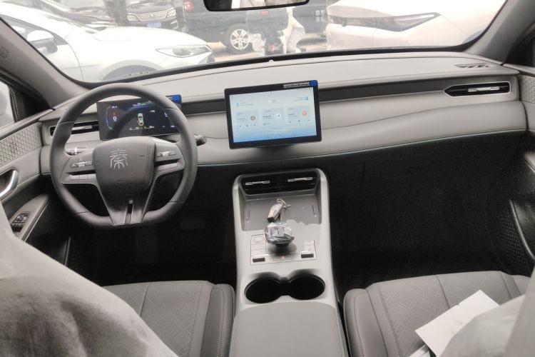 Used BYD Qin PLUS 2025 DM-i Smart Drive 55KM Leading Model Center Console