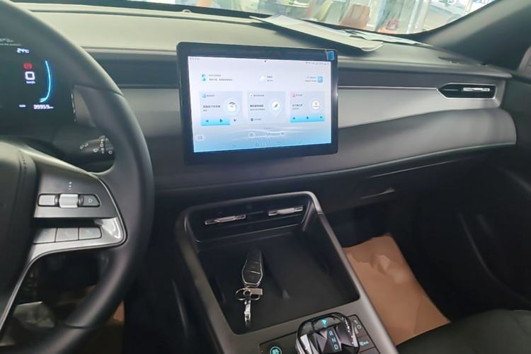 Used BYD Qin PLUS 2025 DM-i Smart Drive 55KM Leading Model Center Console