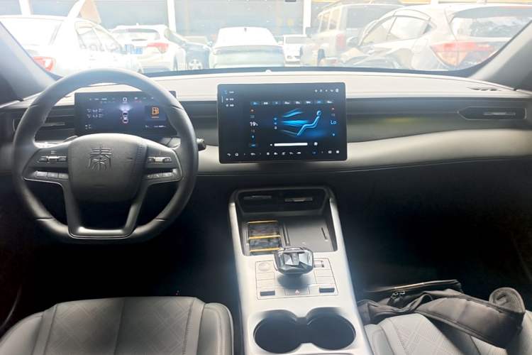 Used BYD Qin PLUS 2025 DM-i Smart Drive 120KM Superior Model Center Console