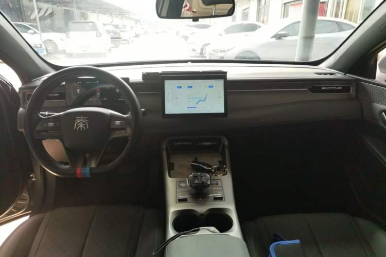 Used BYD Qin PLUS 2025 DM-i Smart Drive 55KM Leading Model Center Console