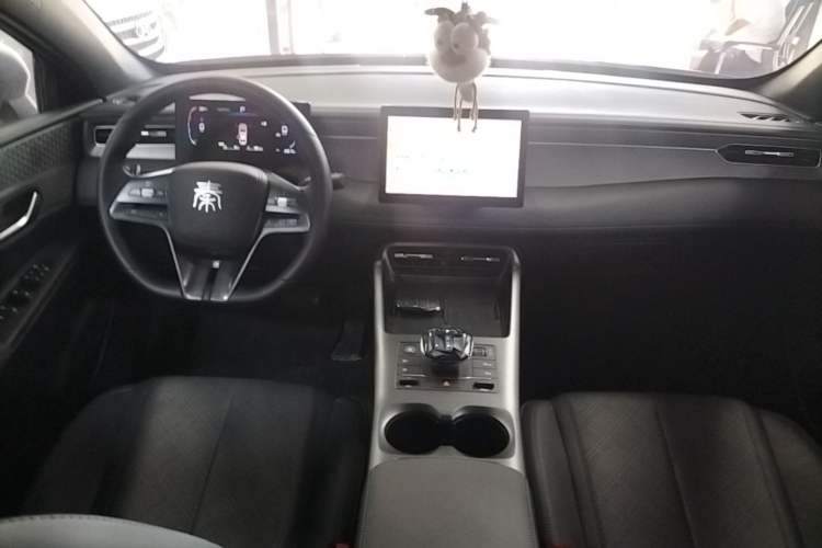 Used BYD Qin PLUS 2025 DM-i Smart Drive 55KM Leading Model Center Console