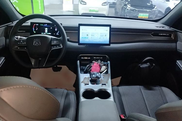 Used BYD Qin PLUS 2025 DM-i Smart Drive 55KM Leading Model Center Console