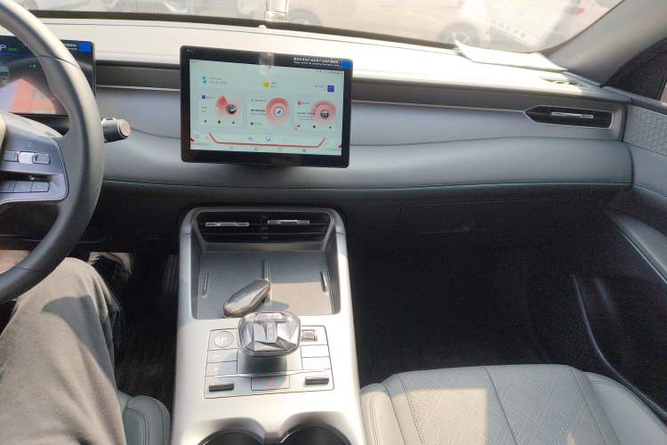 Used BYD Qin PLUS 2025 DM-i Smart Drive 55KM Leading Model Center Console