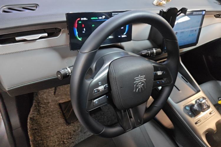 Used BYD Qin PLUS 2025 DM-i Smart Drive 55KM Leading Model Center Console