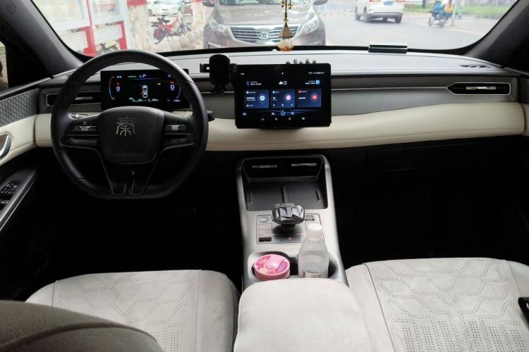 Used BYD Qin PLUS 2025 DM-i Smart Drive 55KM Leading Model Center Console