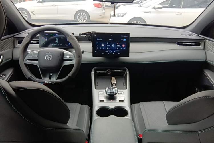 Used BYD Qin PLUS 2025 DM-i Smart Drive 55KM Leading Model Center Console