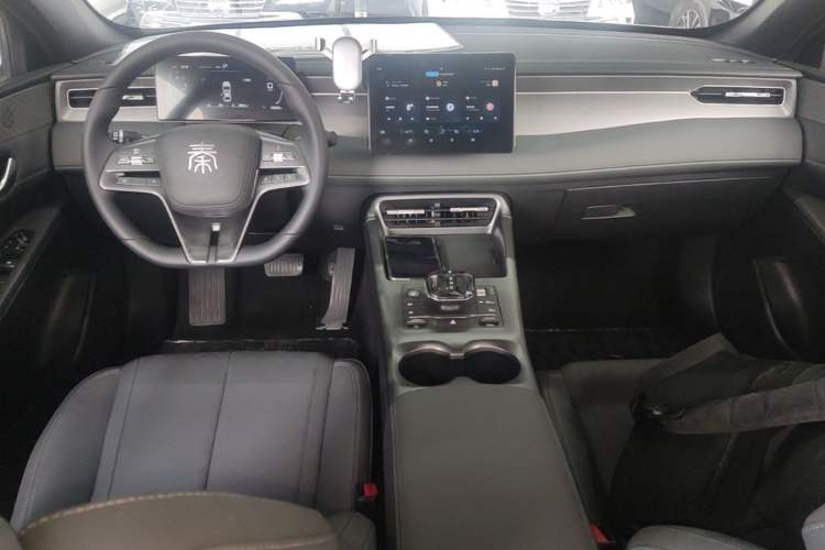 Used BYD Qin PLUS 2025 DM-i Smart Drive 55KM Leading Model Center Console