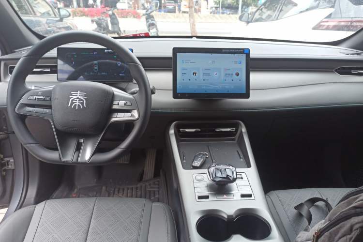 Used BYD Qin PLUS 2025 DM-i Smart Drive 55KM Leading Model Center Console