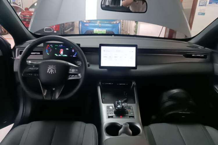Used BYD Qin PLUS 2025 DM-i Smart Drive 55KM Leading Model Center Console