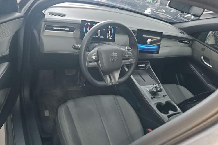 Used BYD Qin PLUS 2025 DM-i Smart Drive 55KM Leading Model Center Console