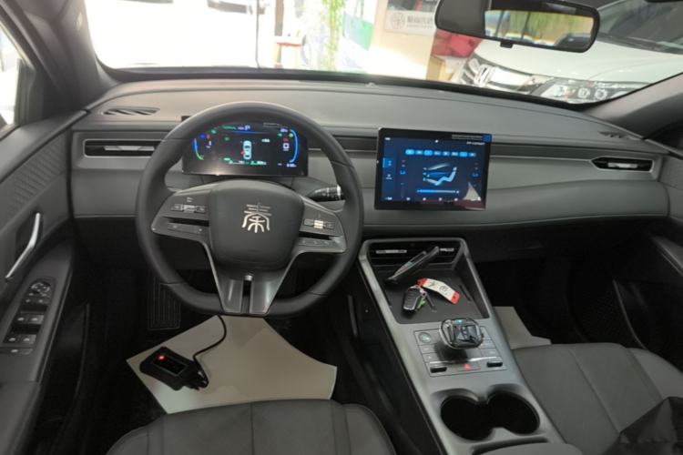 Used BYD Qin PLUS 2025 DM-i Smart Drive 55KM Leading Model Center Console