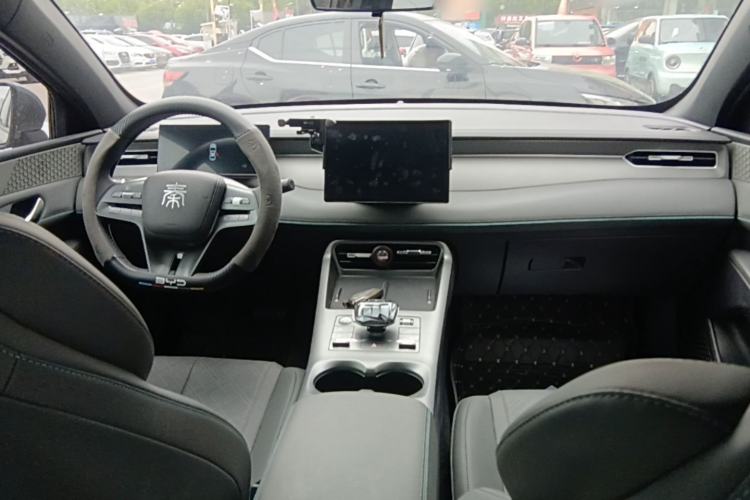 Used BYD Qin PLUS 2025 DM-i Smart Drive 55KM Leading Model Center Console