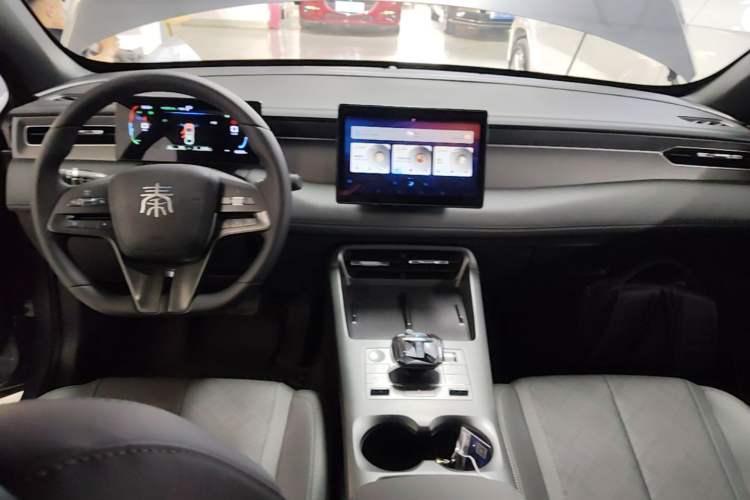 Used BYD Qin PLUS 2025 DM-i Smart Drive 55KM Leading Model Center Console