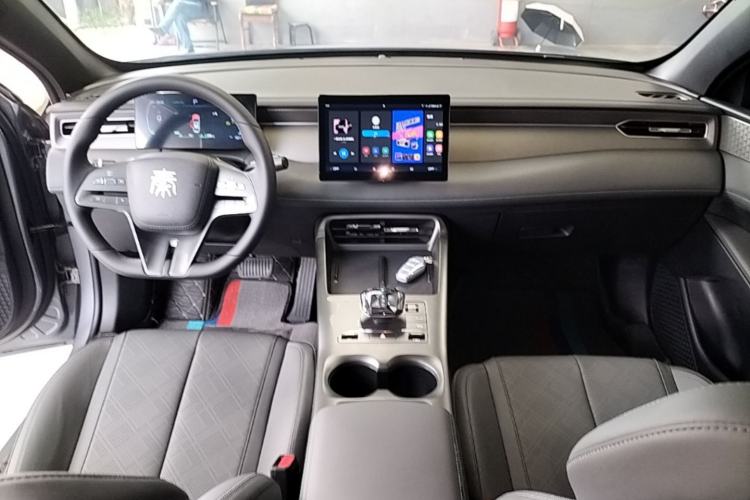 Used BYD Qin PLUS 2025 DM-i Smart Drive 55KM Leading Model Center Console