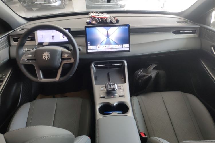 Used BYD Qin PLUS 2025 EV Smart Drive Edition 510KM Leading Model Center Console