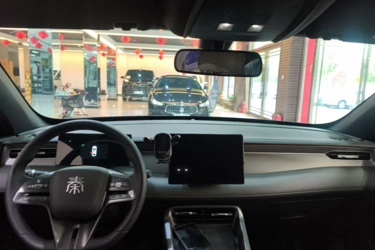 Used BYD Qin PLUS 2025 DM-i Smart Drive 55KM Leading Model Center Console