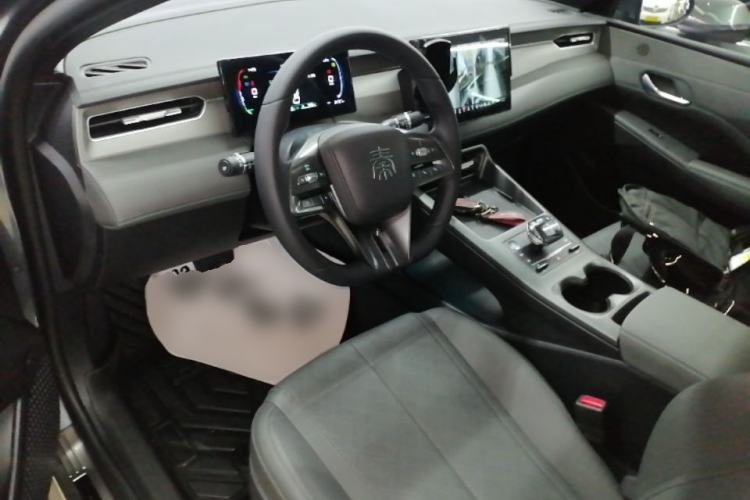 Used BYD Qin PLUS 2025 DM-i Smart Drive 55KM Leading Model Center Console