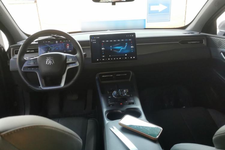 Used BYD Qin PLUS 2025 EV Smart Drive Edition 510KM Leading Model Center Console