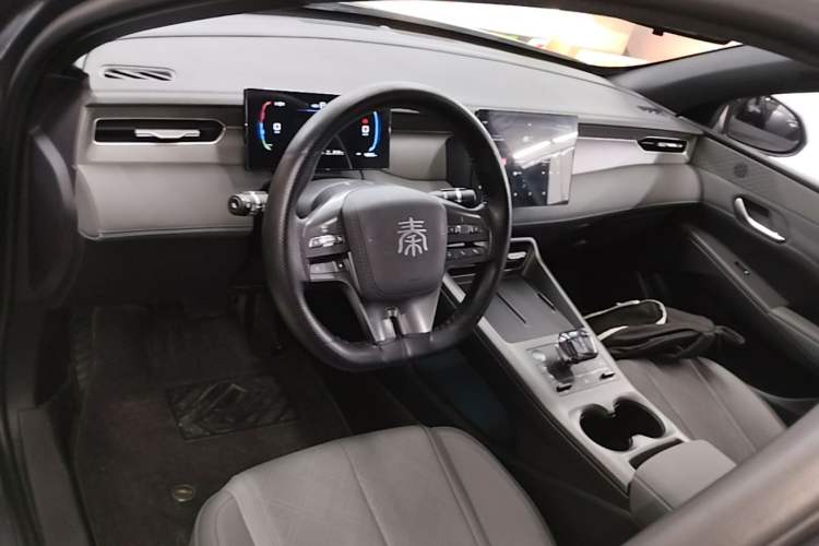 Used BYD Qin PLUS 2025 DM-i Smart Drive 55KM Leading Model Center Console