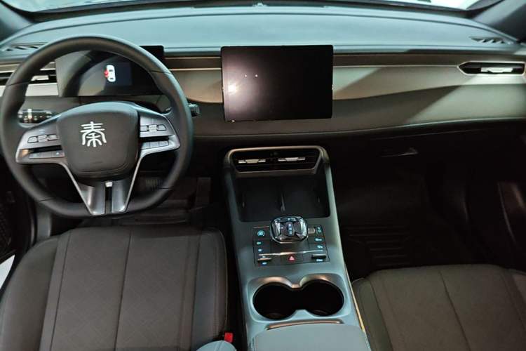 Used BYD Qin PLUS 2025 DM-i Smart Drive 55KM Leading Model Center Console
