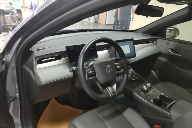 Used BYD Qin PLUS 2025 DM-i Smart Drive 55KM Leading Model Center Console