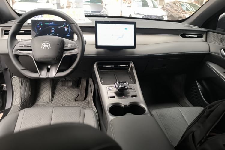 Used BYD Qin PLUS 2025 DM-i Smart Drive 55KM Leading Model Center Console