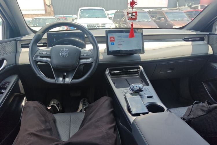 Used BYD Qin PLUS 2025 DM-i Smart Drive 55KM Leading Model Center Console