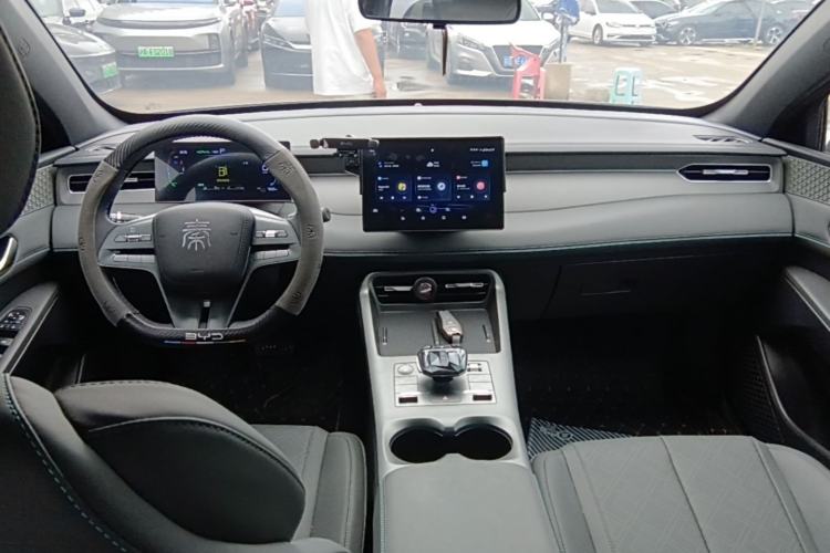 Used BYD Qin PLUS 2025 DM-i Smart Drive 55KM Leading Model Center Console