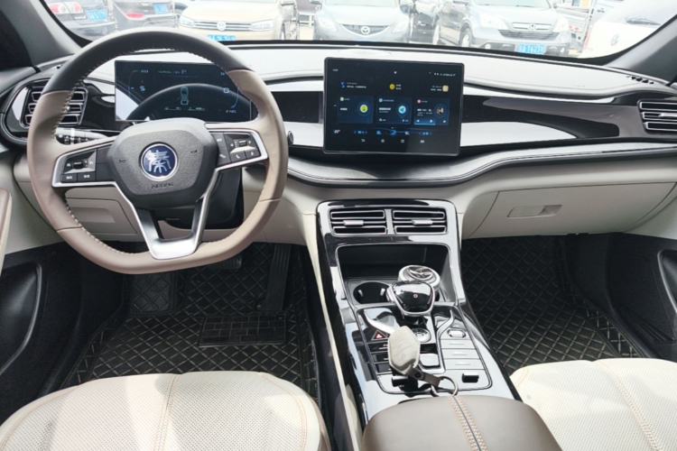 Used BYD Qin PLUS 2025 DM-i Smart Drive 55KM Leading Model Center Console