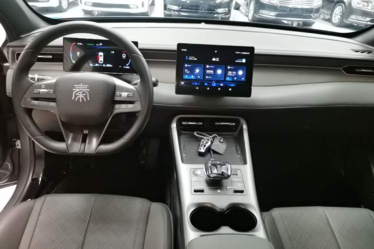 Used BYD Qin PLUS 2025 DM-i Smart Drive 55KM Leading Model Center Console