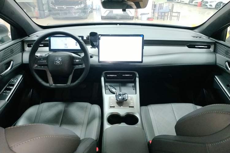 Used BYD Qin PLUS 2025 EV Smart Drive Edition 510KM Leading Model Center Console